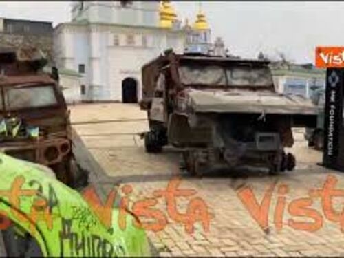 In piazza Mykhailivska a Kiev la mostra dei mezzi russi distrutti dall'esercito ucraino