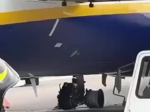 L'aereo Ryanair fermo in pista dopo l'incidente