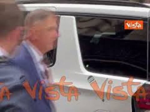 Bill Gates esce dall’hotel dove alloggia anche Giorgia Meloni a New York per l'Assemblea Onu