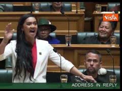 La più giovane deputata della Nuova Zelanda intona la haka in Parlamento, il video diventa virale