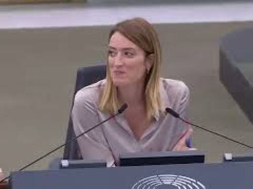 La sinistra canta Bella Ciao contro Orban all'Europarlamento, Metsola: "Sembra la Casa di Carta"