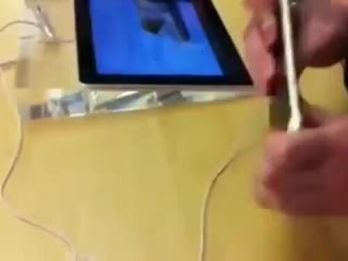 Piegano l'iPhone 6 in un Apple store