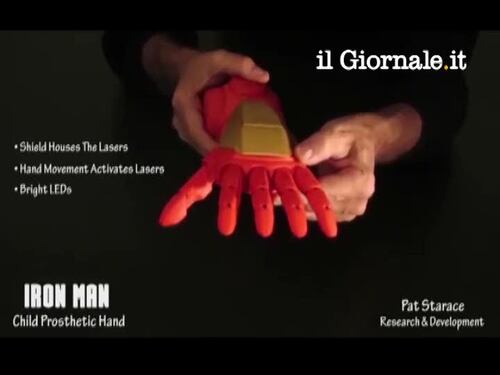 Protesi artificiale come Ironman per bimbo hawaiano
