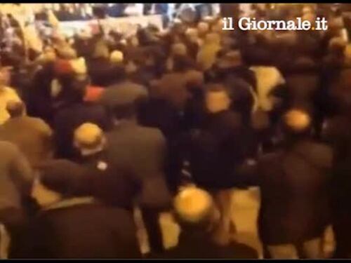 Grillo lascia il palco a Epifani, sommerso da fischi