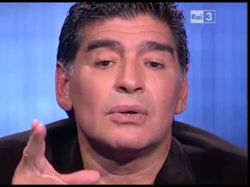 Maradona fa il gesto dell'ombrello a Equitalia