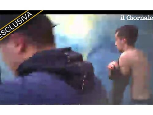 I Black bloc si confondono tra la folla dopo l'attacco