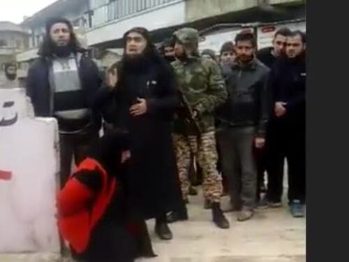 Così i terroristi islamici processano e uccidono una donna per strada