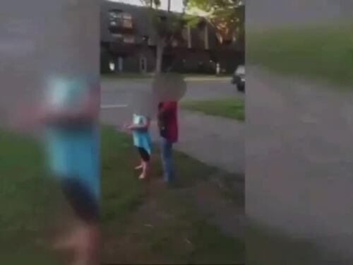 Bullismo, video choc: bimbe di colore picchiano la compagna bianca