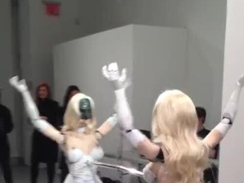 La ballerina davanti lo specchio, un robot "sensuale"