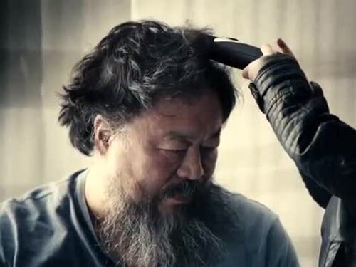 Ai Weiwei diventa cantante metal con "Dumbass" (idiota)