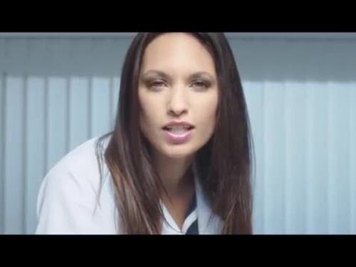 La sexy dottoressa raccomanda la console. Sony fa dietrofront sullo spot