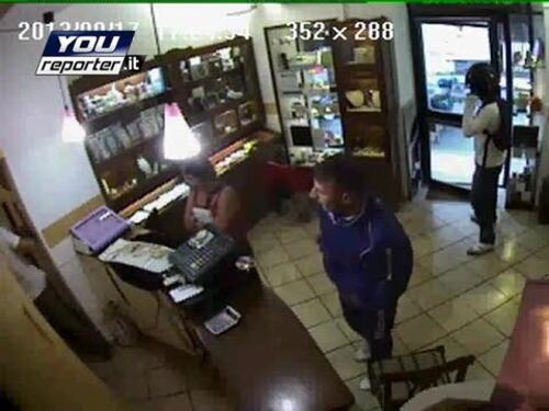 Entrano per rapinarlo, buttati fuori a calcio