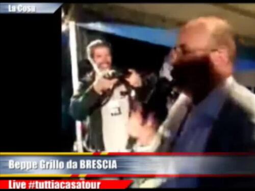 Siparietto tra Grillo e Crimi a Brescia