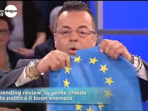 Buonanno si soffia il naso con la bandiera dell'Europa