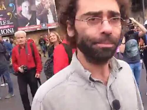 "Hai fatto un servizio di m...": un napoletano attacca l'inviato di Santoro