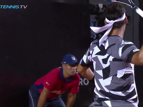 Fognini lancia la racchetta contro il cartellone pubblicitario