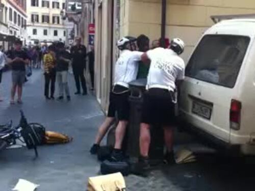I vigili lo arrestano ma lo folla è con lui