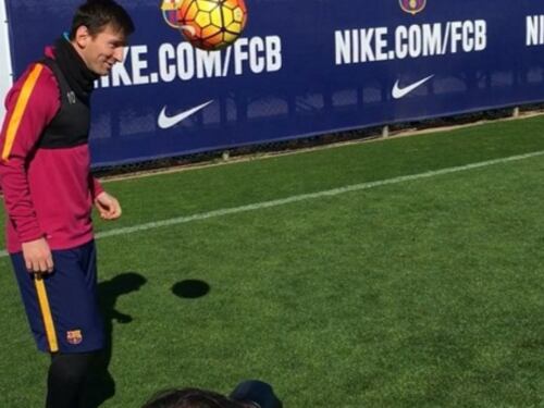 Eros Ramazzotti palleggia con Messi