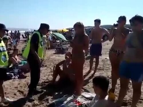 Scacciate da 20 agenti perché in spiaggia in topless