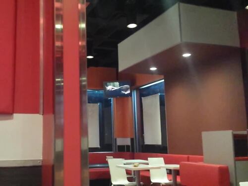 Film porno sullo schermo del fast food: il video della gaffe