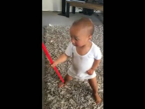 La "baby Haka" del bimbo Maori che ha conquistato il web