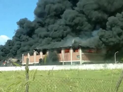 Pomezia, enorme e densa nube di fumo nero si alza dal rogo di plastica e rifiuti