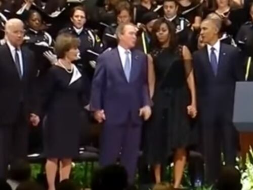 Dallas, Bush canta e balla alla cerimonia per i caduti