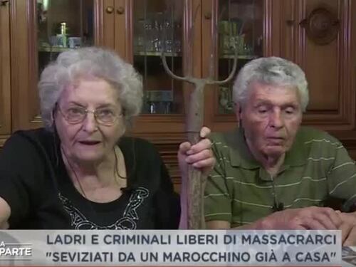 Nonna minaccia Renzi col forcone: "Dai soldi alla polizia"