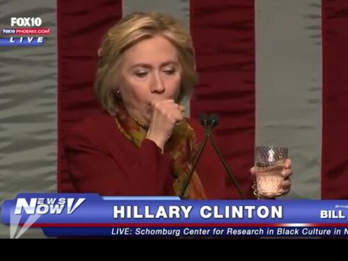 Hillary Clinton non riesce a parlare: tosse continua durante un comizio