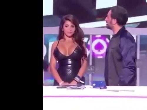 Conduttore bacia il seno ad un'attrice