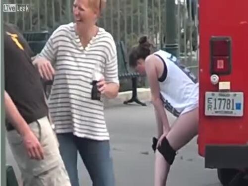 Si mette dietro l'autobus e fa la pipì in pieno centro
