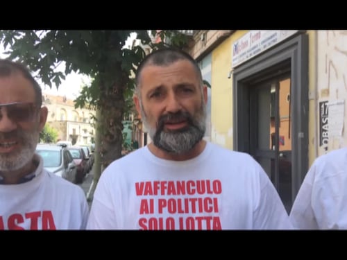 Lavoratori senza stipendio protestano sotto casa del ministro Di Maio: "Uè Uè Di Maio, allora?"