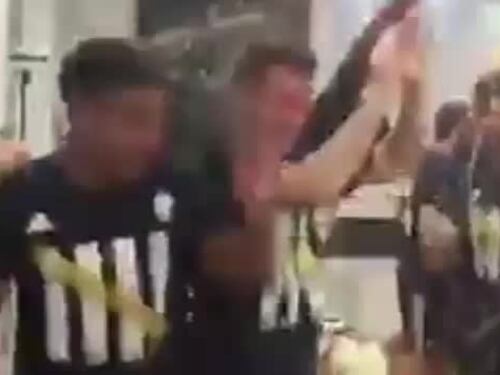 Champagne, grida e gioia. I festeggiamenti della Juve