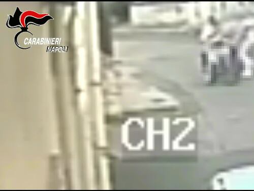 Scippa una donna con il figlio di 4 anni sullo scooter