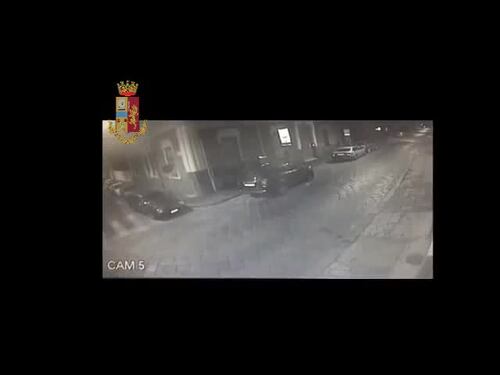 Catania, migranti pugnalano commissario: ecco il video