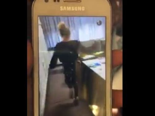 La prof mostra il seno