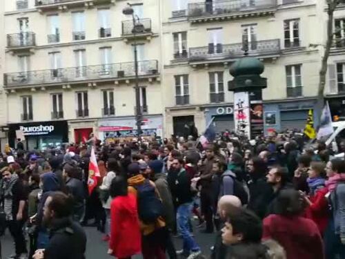 Tensione al corteo anti-Macron, i manifestanti: "Non sparate!"