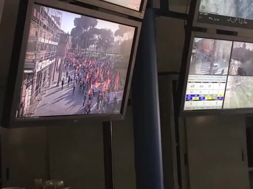 Dentro la sala operativa della Questura di Roma