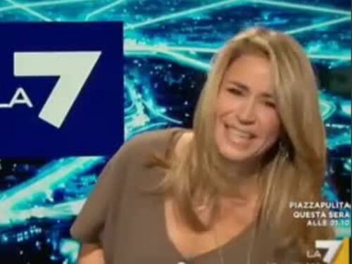 La7, giornalista cade in diretta: "Colpa del referendum"