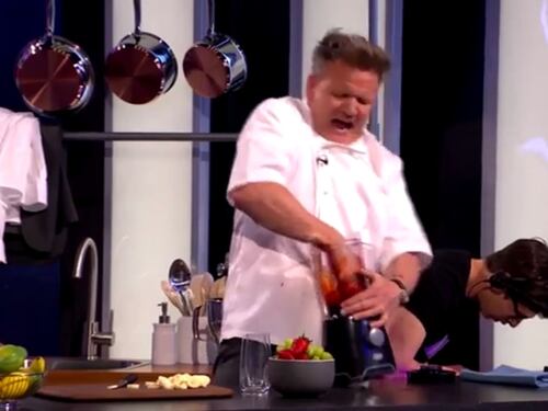 Gordon Ramsay si recide la mano con il frullatore: lo scherzo in tv