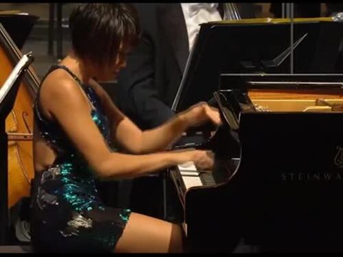 Ecco Yuja Wang, la pianista che incanta il suo pubblico (con la sua musica e i suoi abiti)