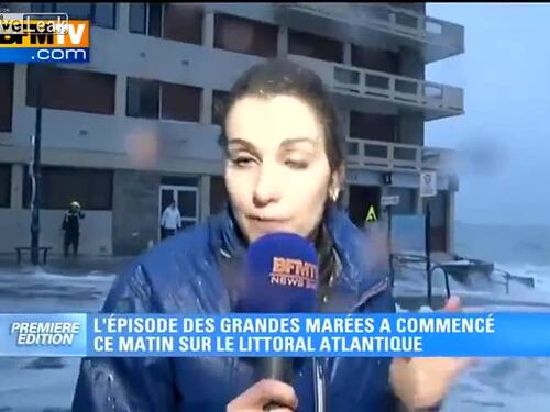 Giornalista spazzata via da un'onda in diretta TV