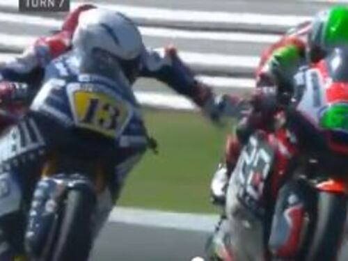 Moto2, Fenati da bandiera nera: tira il freno all'avversario a 250 km/h