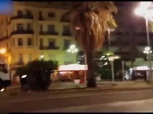 Nizza, il momento in cui la polizia ferma e uccide il franco-tunisino