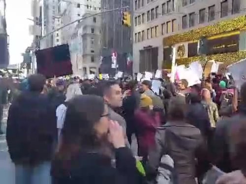 Quegli slogan della Clinton al corteo anti-Trump
