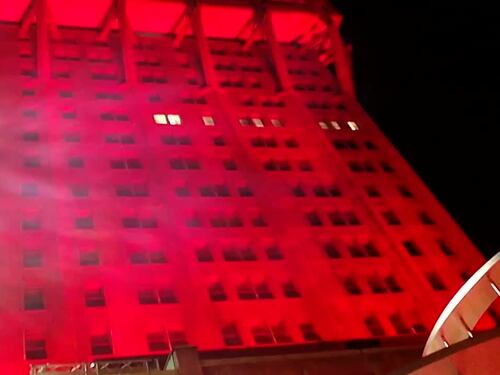La Torre Velasca è rossa nella notte di Milano