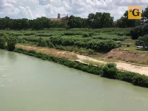 La spiaggia che non c'è, il lido della Raggi è una discarica