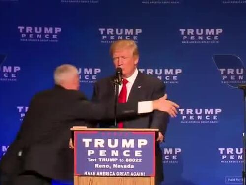 Trump trascinato via dal palco