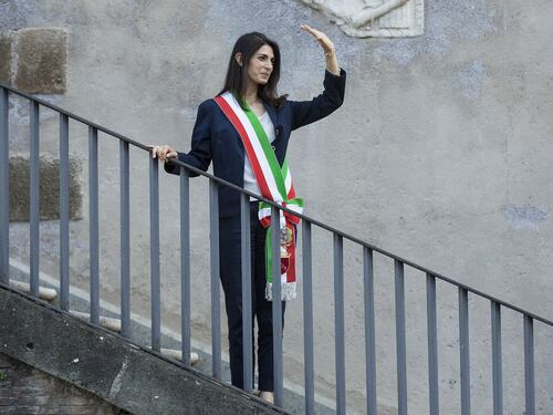 "Oggi i cittadini entrano nelle istituzioni". La Raggi entra in Campidoglio