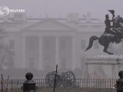 La neve si abbatte su Washington